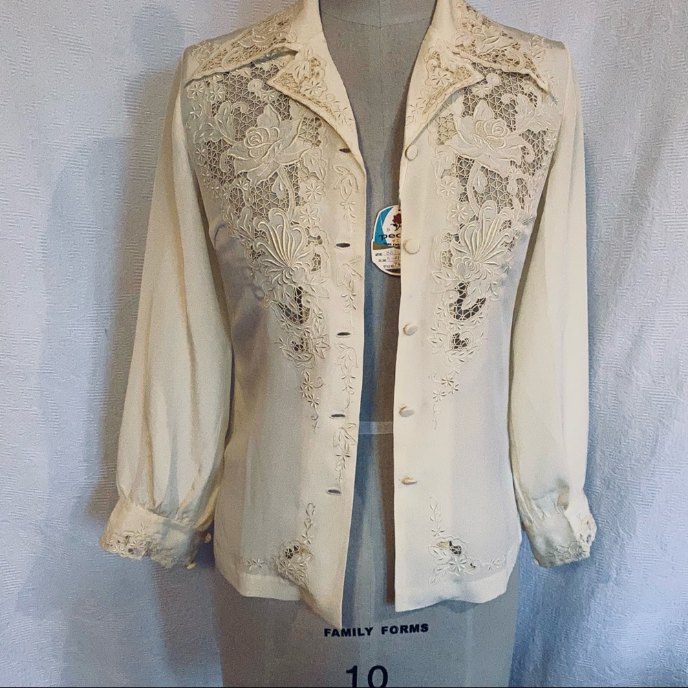 Vtg Pure silk XS pale yellow Chinese hand embroidered long sleeve blouse. NWT